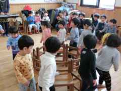 椅子取りゲームの画像