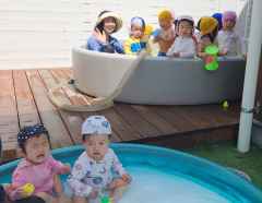 プール遊びの画像